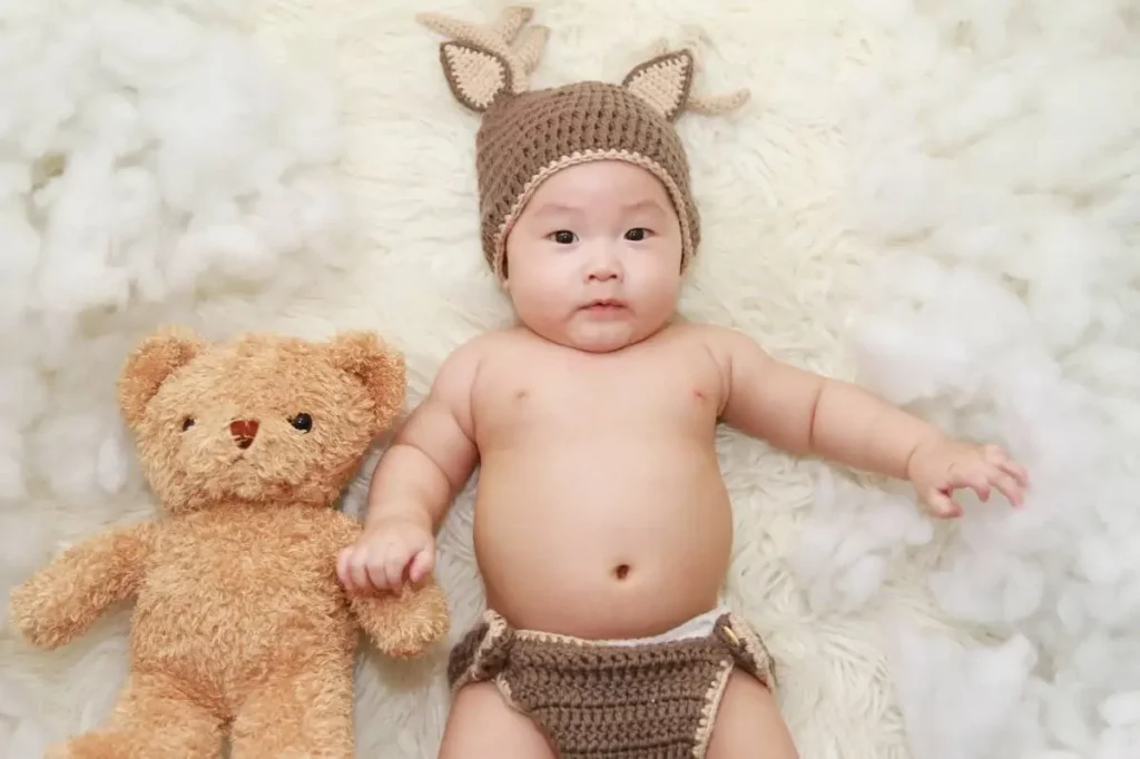 Geburtstag Glückwünsche bei einem Jungen - Baby im Hasen Kostüm