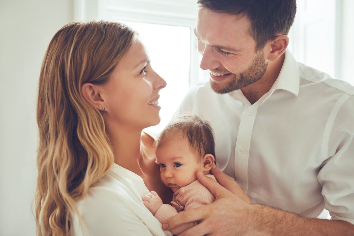 Die schönsten Glückwünsche zur Geburt - Glückliche Eltern mit Baby