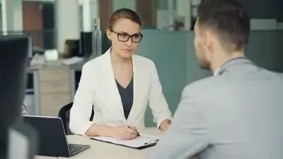 Arbeitsrecht im HR-Alltag: Was Personalverantwortliche bei Kündigung, Abmahnung und Arbeitsvertrag rechtssicher regeln sollten